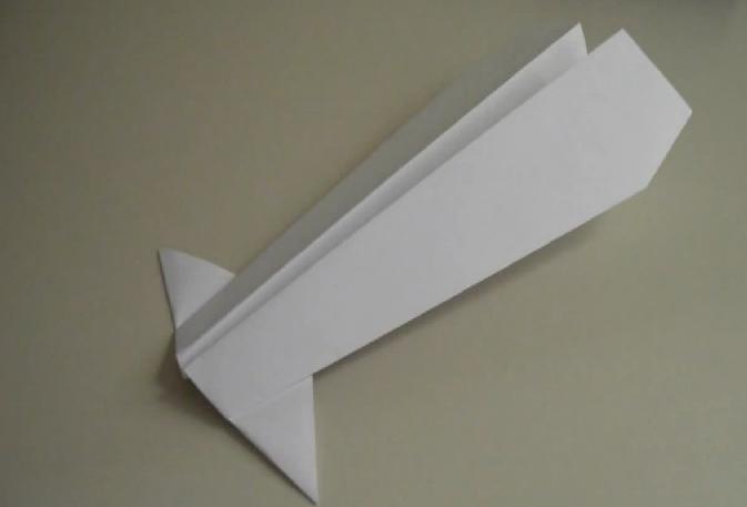 5.2.2 - Oficina de Aviões de Papel A oficina de construção de avião papel têm como objetivo ensinar e/ou auxiliar aos alunos na confecção de quatro modelos diferentes de aviãozinho de papel.