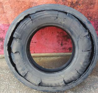 Isso acarreta em aumento de temperatura de trabalho e, como consequência, a região do liner (parte interna do pneu) é a primeira região do pneu a ser prejudicada, podendo desagregar.