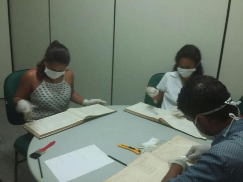 Inicialmente, foram localizados na Secretaria Geral de Direção Escolar (SGDE) do IFMT, Campus Cuiabá - Octayde Jorge da Silva 9 livros de registro de diplomas empilhados em armários, amontoados em
