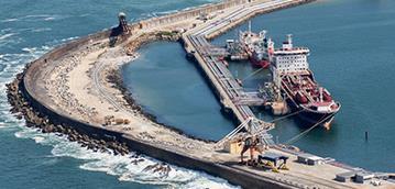 Este terminal apresenta fundos de -15 m (ZHL), garantindo a segurança de navegação para navios petroleiros com peso bruto máximo de 100 000 t.