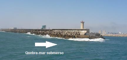 Ainda referente ao Terminal de Petroleiros, menciona-se ainda a existência de um quebra-mar submerso, localizado em frente à cabeça do quebra-mar norte (figura 4.14). Figura 4.