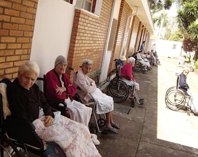 Comunidade: - O isolamento social dos cuidadores e dos idosos, além da falta de apoio social.