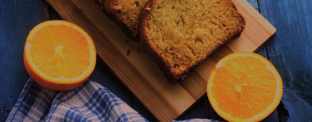 Bolo de laranja inteira 1 laranja com casca e sem sementes 1 xícara (chá) de óleo 3 ovos inteiros 2 xícaras (chá) de farinha de trigo 1 xícara (chá) de açúcar 1 colher (sopa) de fermento em pó Lave a