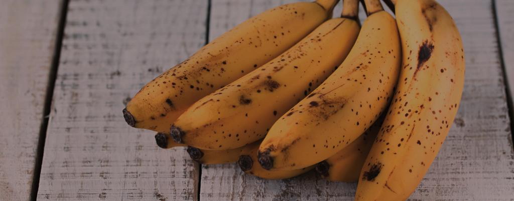 Bolo de casca de banana 1 xícara (chá) de óleo ou manteiga 3 ovos inteiros 2 xícaras (chá) de cascas de banana lavadas e picadas 2 xícaras (chá) de açúcar mascavo 1 colher (sopa) de fermento em pó 1