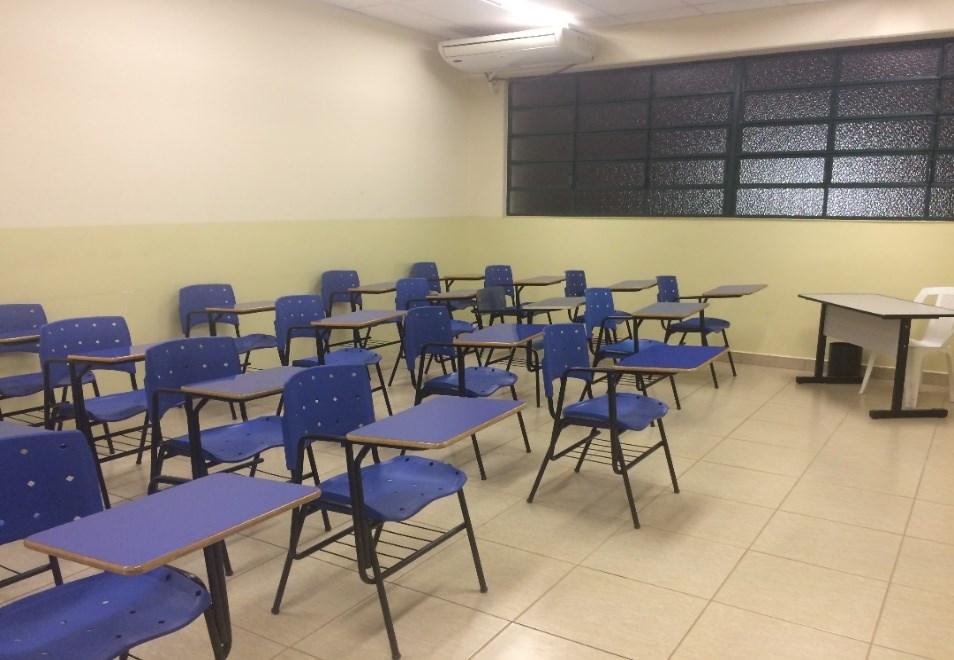 Sala dos Professores - Bloco B 4. Sala de aula para grandes grupos e pequenos grupos Cada sala é equipada com condicionador de ar, lousa e cadeiras.