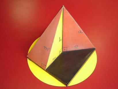 Figura 2: Modelo de sólido geométrico Fonte: Autores CONSIDERAÇÕES FINAIS Para estudantes videntes existem diferentes metodologias de ensino de Matemática, como jogos, projetos interdisciplinares,