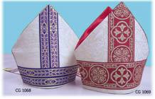 Mitra: Chapéu usado pelo bispo, o coroinha que fica encarregado de segurá-lo durante a celebração deve usar o véu