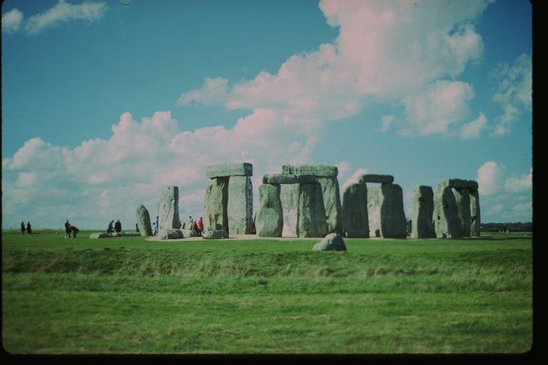 Stonehenge: (Saxônico: Pedra suspensa) Sistema de