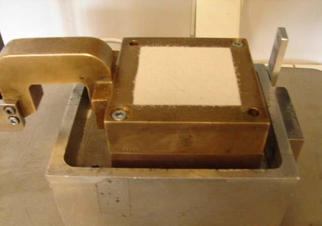 Os pesos específicos determinados para as amostras destes experimentos foram obtidos pela técnica de chuva de areia realizada por um mini pluviômetro (Figura 4.12).