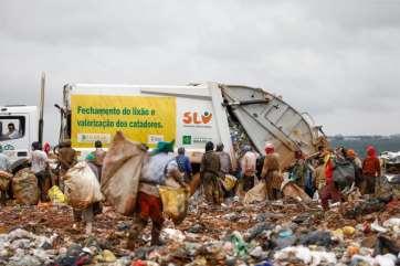 LIXÕES Contaminação do solo; Contaminação do lençol freático; Produção de gases tóxicos e malcheiroso; Atração de animais que transmitem doenças.