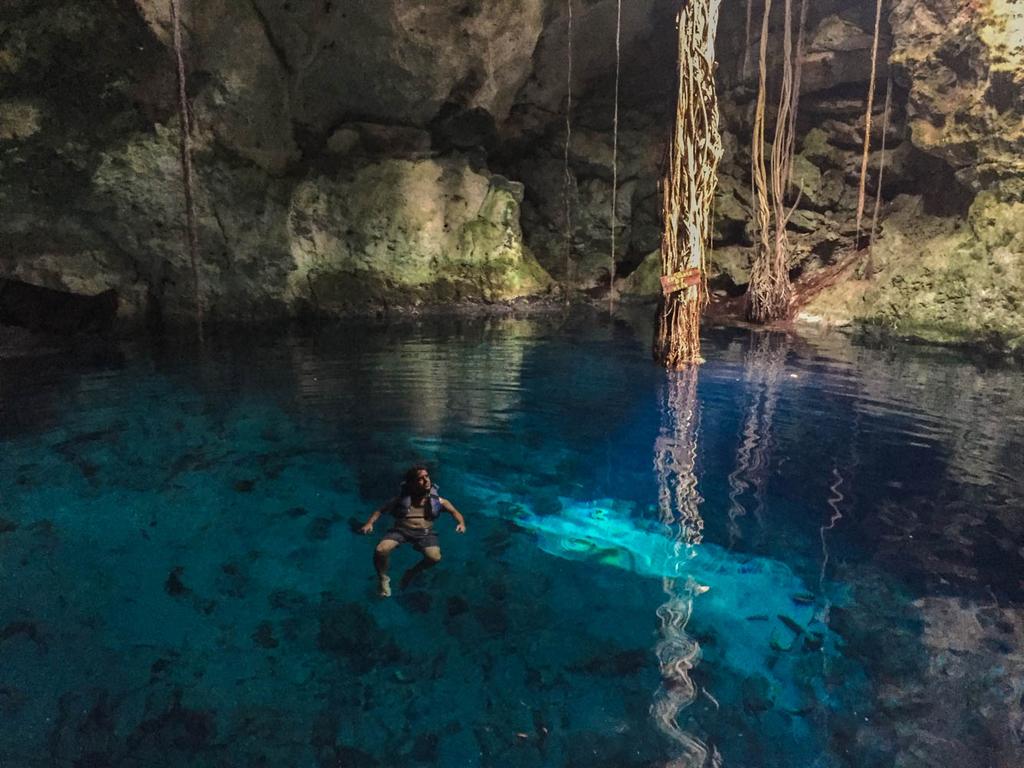 Segundo Cenote de Cuzama: Bolonchojol A entrada desse cenote é literalmente um buraco no chão com uma escada perperdicular. Pode dar um medinho mas é fácil descer.