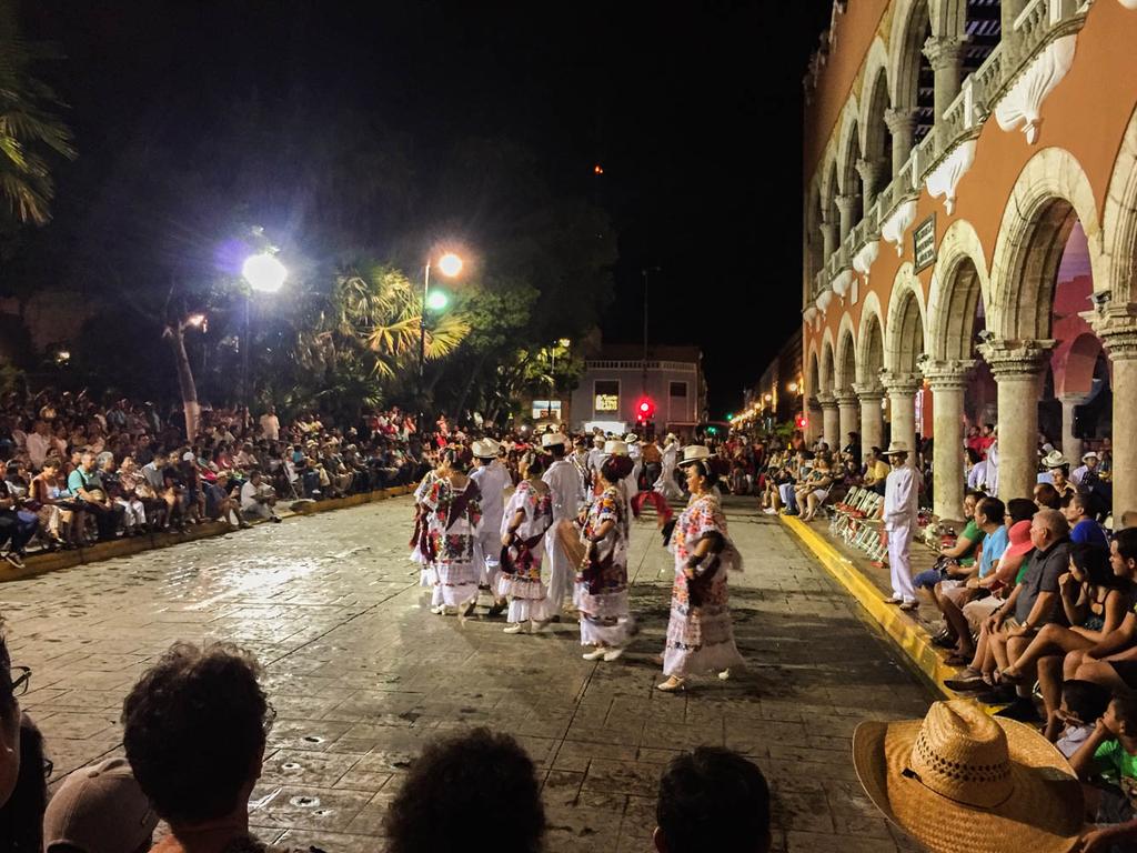 O que fazer nos arredores de Mérida Mérida ﬁca próximo a vários outros pontos de interesse como por exemplo Chichén Itzá, que aliás pode ser facilmente acessado com ônibus, por exemplo.