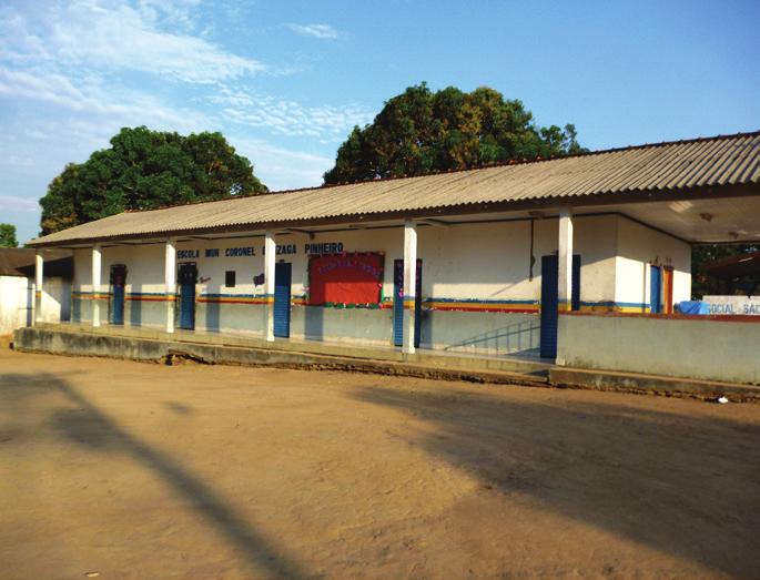 28 A Figura 12. Vista lateral (A) e frontal (B) da escola situada em São José da Colônia do Piquiá. B Fotos: José Olenilson C.