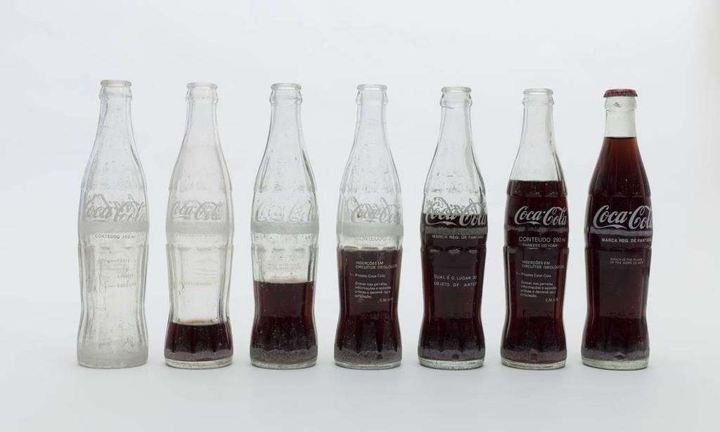 Em 1970 em plena ditadura militar o artista Cildo Meireles desenvolveu o Projeto Coca- Cola, no qual ele realizou