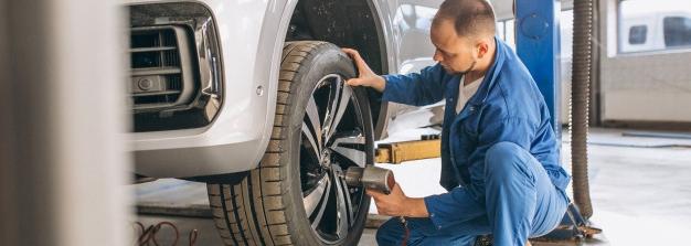 As principais ações a serem realizadas com os pneus em uma manutenção preven va são o alinhamento e o balanceamento deles, o que proporciona estabilidade ao carro, além de evitar que haja desgaste
