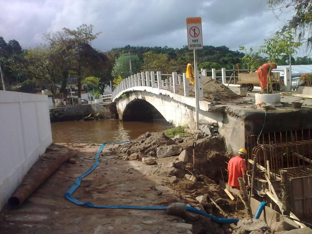 SOLUÇÃO PARA RECUPERAÇÃO DE OBRAS DE ARTE, ATRAVÉS DAS ESTACAS INJETADAS AUTOPERFURANTES Rodrigo Rogério.