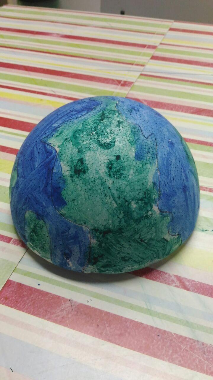 Figura 3. Planeta Terra Utilizando papel crepom, a aluna preencheu o espaço relativo à água no Planeta Terra.