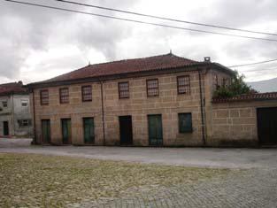 Casa de Cajus Possui eira e alpendre. C.U.8 Cavez 1874: construção da casa: data em padieira.