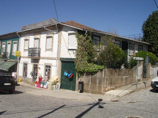 Casa do Brasileiro C.U.2 Actualmente a casa encontra-se desabitada, funcionando casa de comercio no piso térreo. Casa de brasileiro.