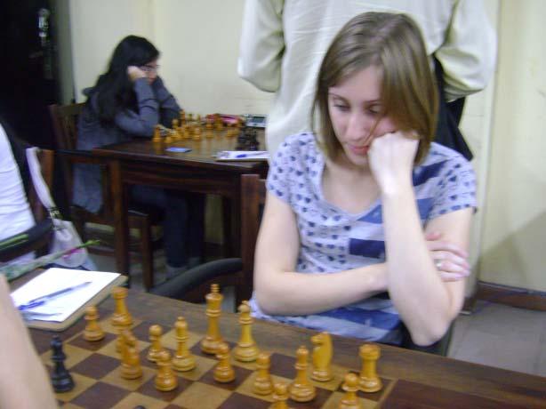 Cristiane Habitzreiter (1857 cbx, pré-classificada 18) 49.Re3 Tb8 50.g3 Cc7 51.Tc5 Ce6 52.Te5 Rd7 53.Rd2 Rd6 54.Te3 Tb7 55.Be5+ Rd7 56.Bd4 Rc6 57.Tf3 Td7 58.Re3 Cg5 59.Tf6+ Ce6 60.Re2 Te7 61.