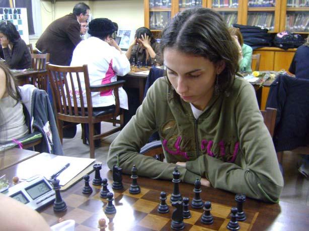Gabriela de Oliveira (1857 cbx, pré-classificada 19) 25.Db4 Ba6 26.De7 f6 27.e4 Dd6 28.Dxd6 Txd6 29.Cg4 Tdd8 30.Ce3 Bb7 31.Cc2 Txa1 32.Txa1 Ta8 33.Txa8+ Bxa8 34.