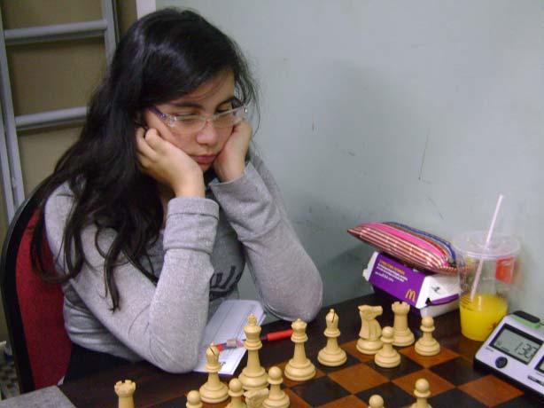Rebeca Shucman (1722 cbx, pré-classificada 20) 78.Tf7+ Rg3 0 1 Delai,P (2030) - Ribeiro,R (2047) Rio de Janeiro (4.2), 28.05.2011 1.e4 c5 2.Cf3 e6 3.d3 d5 4.De2 Be7 5.g3 Cc6 6.Bg2 h5 7.h4 Cf6 8.
