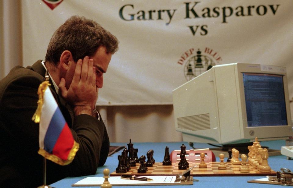 1997, Deep Blue (IBM) derrota Garry Kasparov no