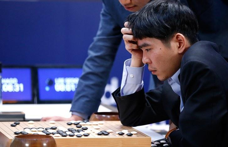 2016 AlphaGo derrota Lee Sedol, campeão