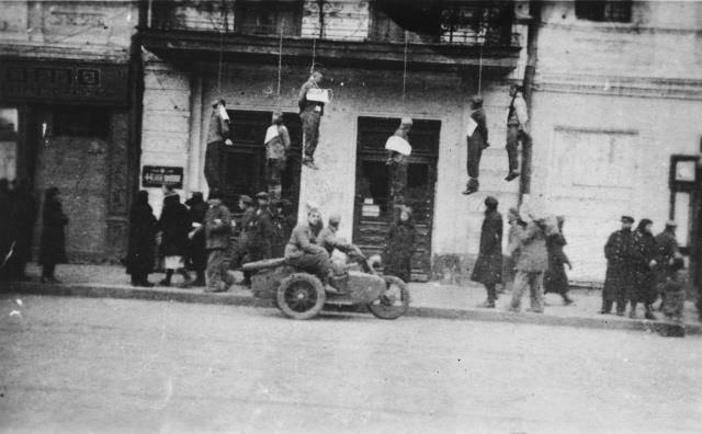 Execuções sem julgamento Civis enforcados pelos alemães em Kharkiv.