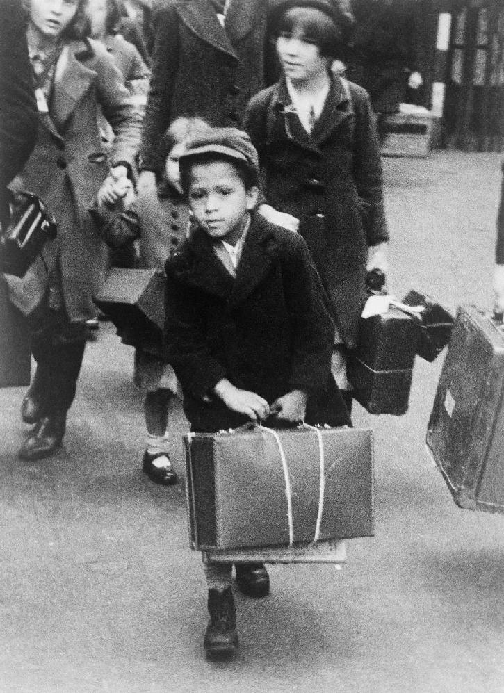 Evacuados A fotografia mostra um rapazinho a carregar a sua mala enquanto parte de Londres em direção ao campo, em companhia de outras pessoas evacuadas, em 5 de julho de 1940.