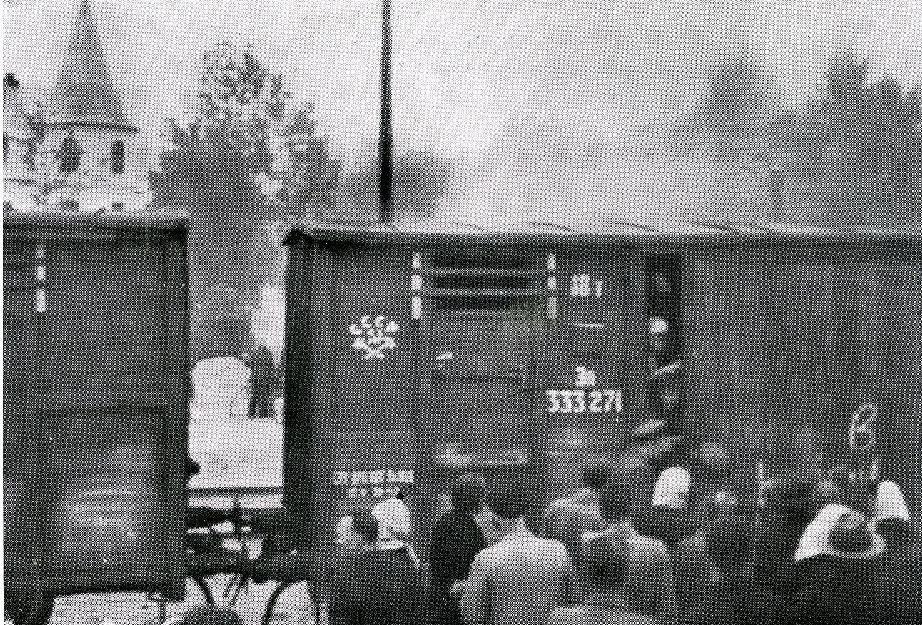 Deportados Fotografia tirada ilegalmente a um vagão de mercadorias, em que milhares de «inimigos do Estado» são deportados para um campo do Gulag, em 1941.