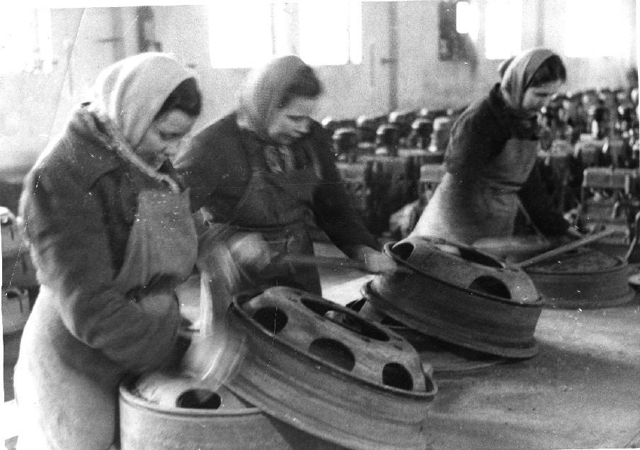 Trabalhadores forçados Trabalhadores forçados oriundos da União Soviética numa fábrica de armamento alemã, em 1945.