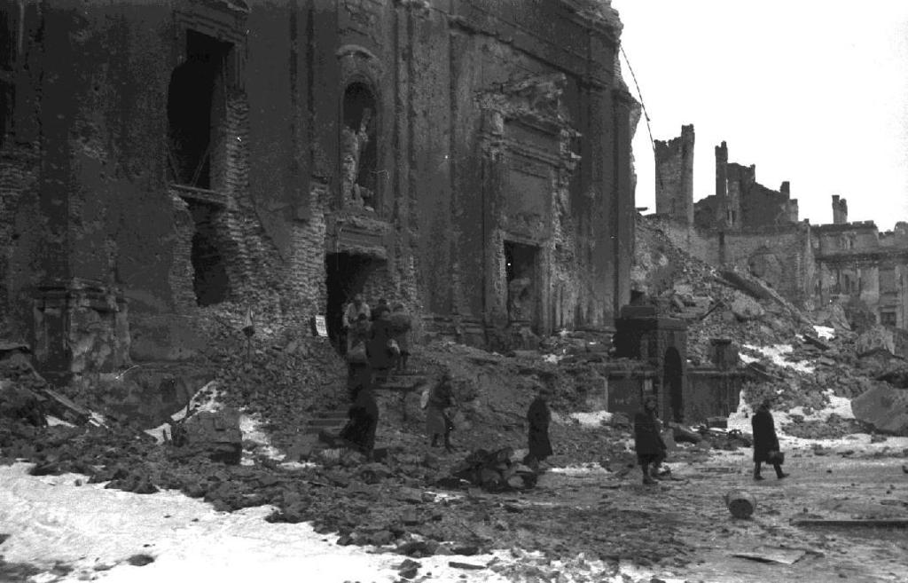 Vítimas em consequência de bombardeamentos Pessoas a sair das ruínas da Igreja da Santa Cruz, em Varsóvia.