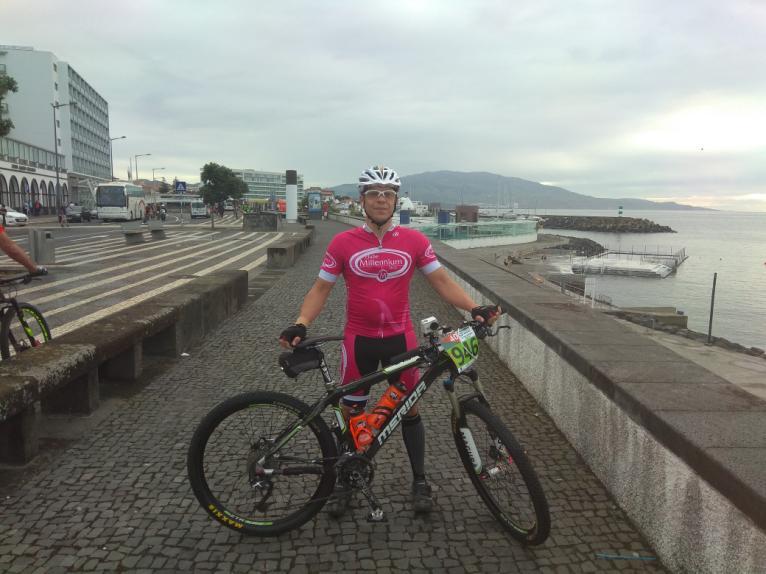 deslumbrante, chega finalmente o domingo, o dia da prova Azores MTB Marathon 2017. O tempo estava agradável, o povo entusiasmado, e nós vestidos a rigor, com a nossa marca do Clube MillenniumBCP.