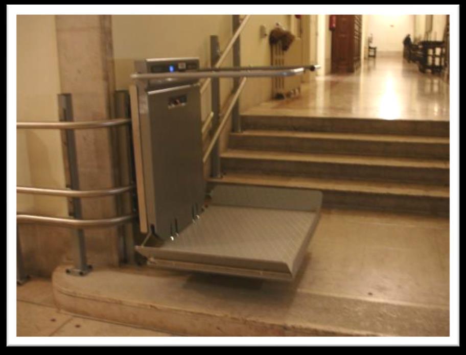 Escada instalada no acesso às Salas de