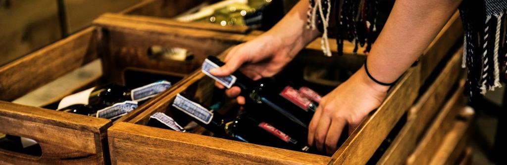 CONSERVAÇÃO DO VINHO - FATORES AMBIENTAIS De uma forma geral, na conservação do vinho, deve ser tida em consideração a avaliação de fatores ambientais que vão