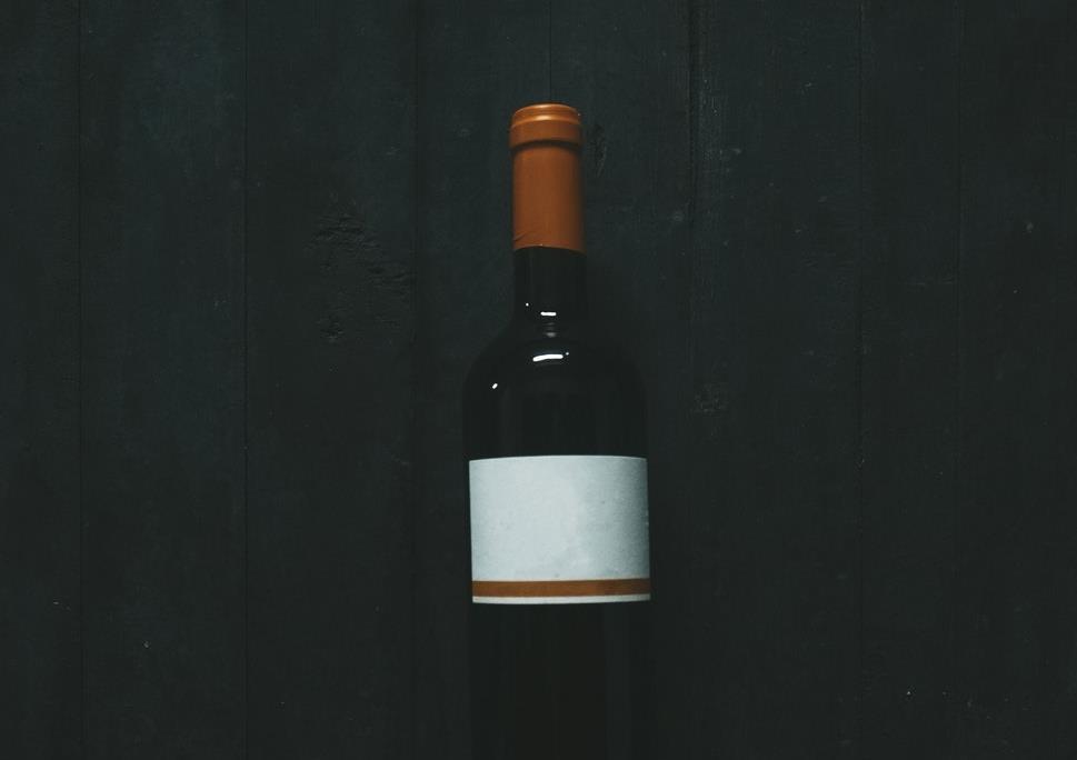 A temperatura ideal para guardar vinho são 12ºC, mas se essa temperatura baixar, não irá prejudicar o vinho apenas irá retardar o processo de envelhecimento do