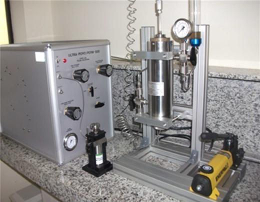 petrofísicos convencionais, utilizando o Ultra-Pore-Perm 500 fabricado pela Core Lab Instruments e disponível no Laboratório de Petrofísica da UFCG (Figura 5.28).