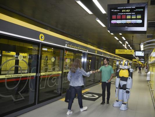 4.1. Cronômetros nas plataformas Quem viaja na Linha 4-Amarela sabe exatamente quando irá embarcar no próximo trem.