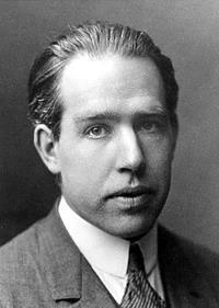 Relembrando o modelo de Bohr Niels Bohr Por meio de seus estudos, Bohr formulou dois postulados: A existência de um estado estacionário, ou seja, órbitas estacionárias nas quais permanecem os