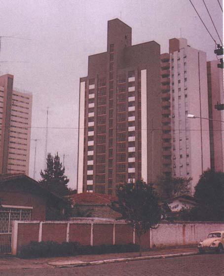 Capítulo 1: Introdução 2 FIGURA 1.1-1 Edifício Muriti em São José dos Campos, SP [Retirado do manual da ABCI (1990)].