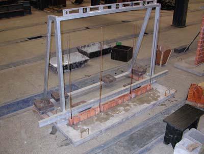 verticais durante a construção e para se inspecionar o preenchimento desses vazados durante o grauteamento. A FIGURA 3-26 ilustra as etapas de construção de um painel janela.