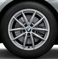 Equipamento de série Equipamento opcional Acessórios Jantes de liga leve BMW 768 de raios em V de 17" em prata Reflex, com pneus mistos