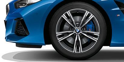 Jantes de liga leve BMW 770 de raios em V de 18" em cinza Ferric, com pneus mistos, jantes 8 J x 18 com pneus 225/45 ZR 18 à frente, jantes