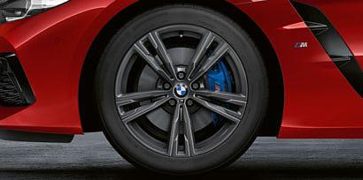 4 As tampas dos cubos das rodas flutuantes são constituídas pelo logótipo BMW, que já não roda juntamente com a jante, permanecendo fixo.