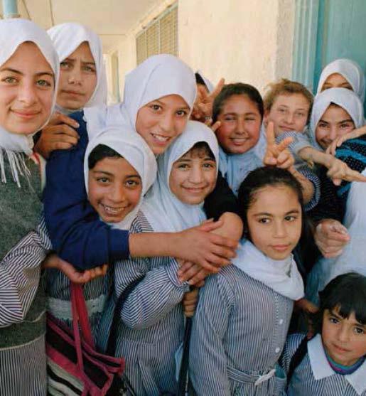 Atingir a igualdade de género e o empoderamento de todas as mulheres e raparigas Cerca de 2/3 dos países em desenvolvimento alcançaram a paridade de género no ensino primário.