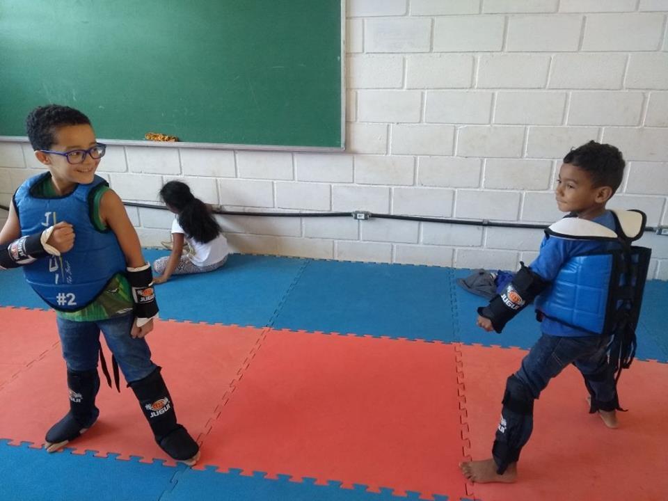 Oficina de Taekwondo Nessa atividade espera-se que o atendido desenvolva a capacidade de distinguir entre o certo e o errado refletindo de forma positiva a questão da competitividade uma vez que