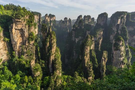 DESTAQUES DO ROTEIRO: CHINA AVATAR EXPRESS ZHANGJIAJIE Localizada a oeste da Província de Hunan, Zhangjiajie atraiu a atenção do mundo após a exibição do filme Avatar.
