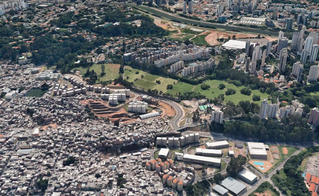 Figura 5 - Imagem aérea do contraste entre a favela de Paraisópolis e o bairro do Morumbi. Acima, a Marginal Pinheiros Fonte: Google Earth, 2018.