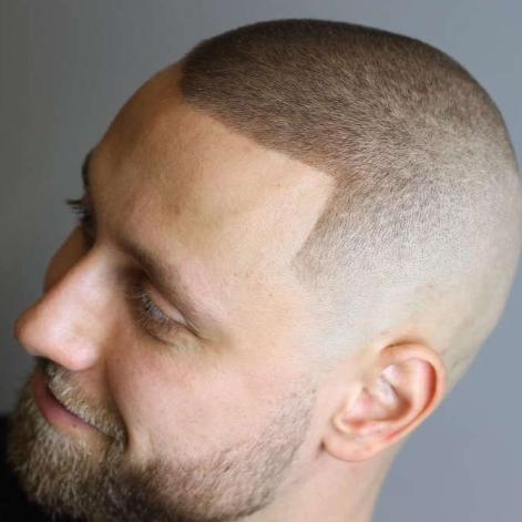 Cortes masculinos: conheça as 10 tendências 1- Buzzcut O buzzcut é um corte masculino ideal para quem deseja deixar o cabelo curto e não ter muito trabalho na hora de pentear os fios.